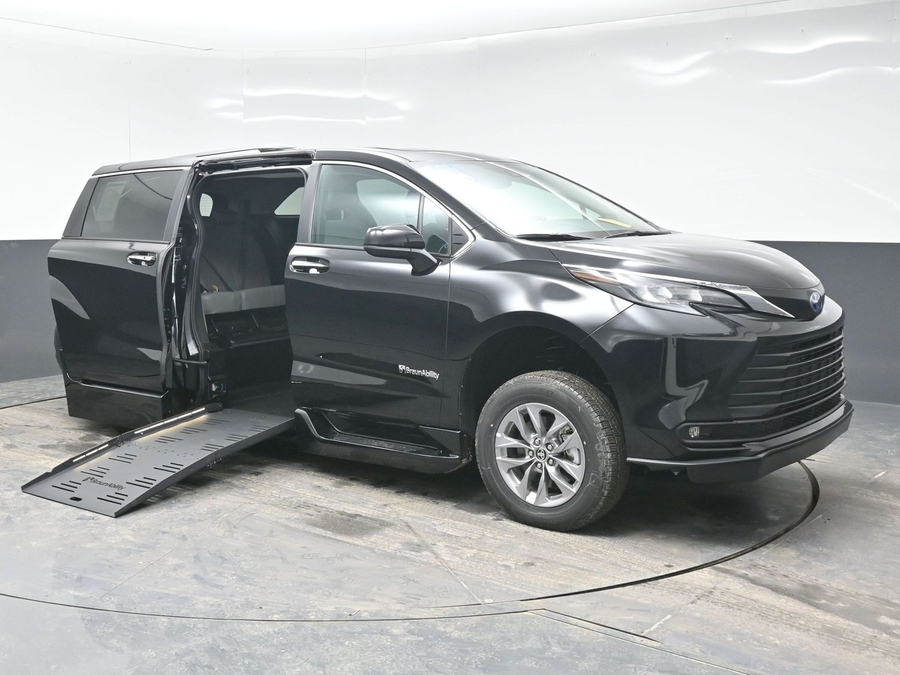 Black Toyota Sienna image number 6