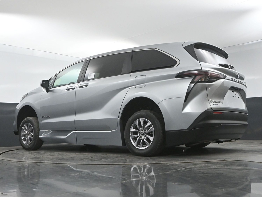 New 2025 Toyota Sienna Hybrid XLE Base - BraunAbility Side Entry Entry Fold Out Automatic Ramp