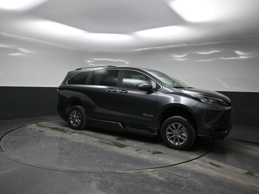 New 2025 Toyota Sienna Hybrid XLE Plus - BraunAbility Side Entry Entry Fold Out Automatic Ramp