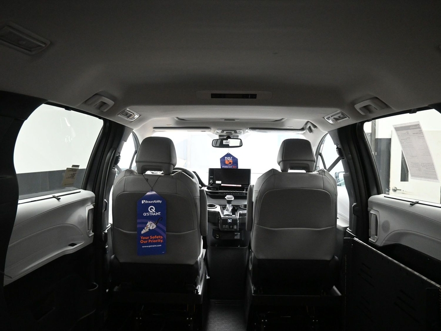 New 2025 Toyota Sienna Hybrid XLE Plus - BraunAbility Side Entry Entry Fold Out Automatic Ramp