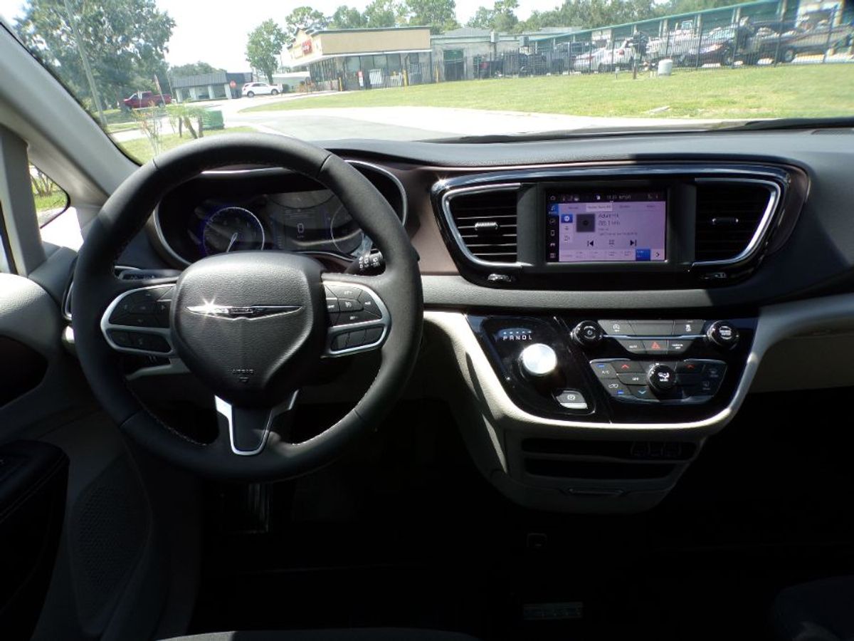 White Chrysler Voyager image number 19