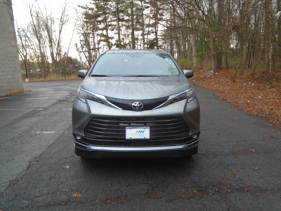 Grey Toyota Sienna image number 8