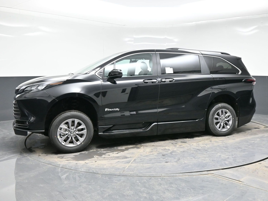 New 2026 Toyota Sienna Hybrid XLE Base - BraunAbility Side Entry Entry Fold Out Automatic Ramp