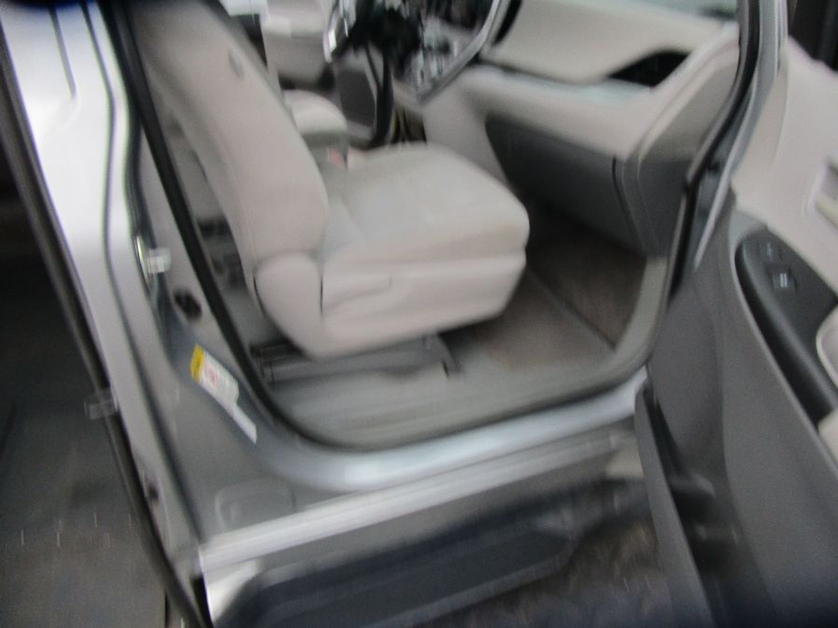 2015 TOYOTA SIENNA - Image 8