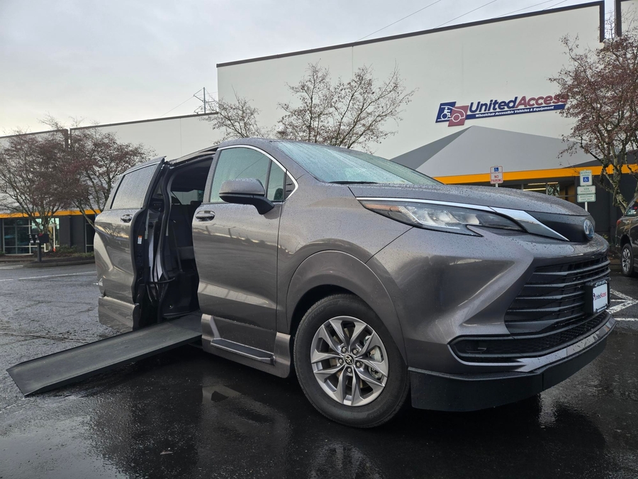 2022 Toyota Sienna LE's photo