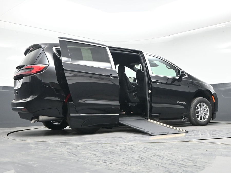 Black Chrysler Pacifica image number 18