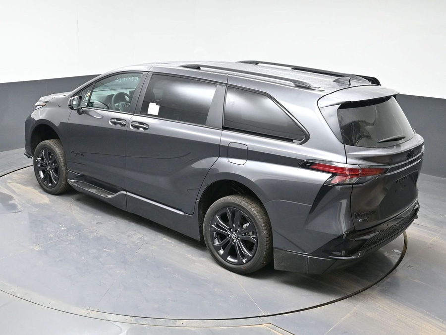 Grey Toyota Sienna image number 24