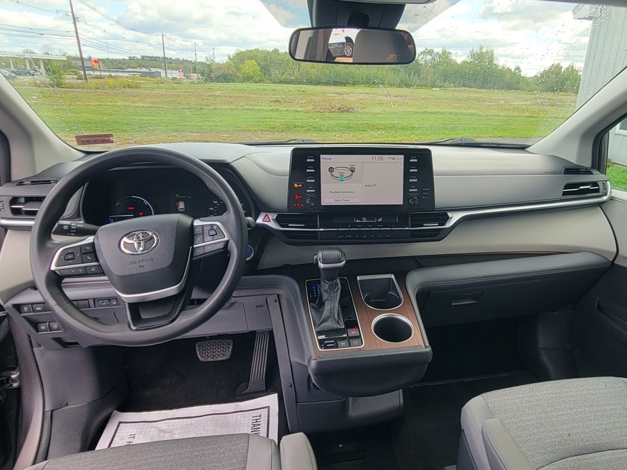 Grey Toyota Sienna image number 16