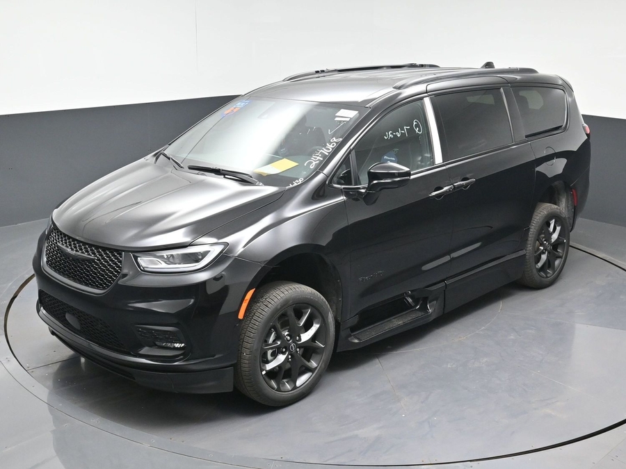 Black Chrysler Pacifica image number 21