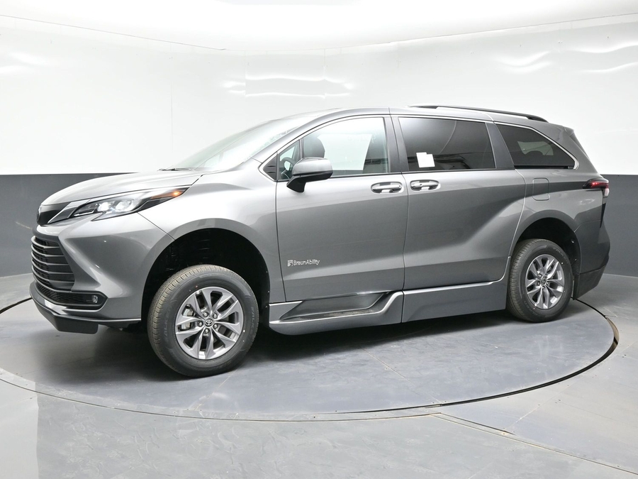 Grey Toyota Sienna image number 11