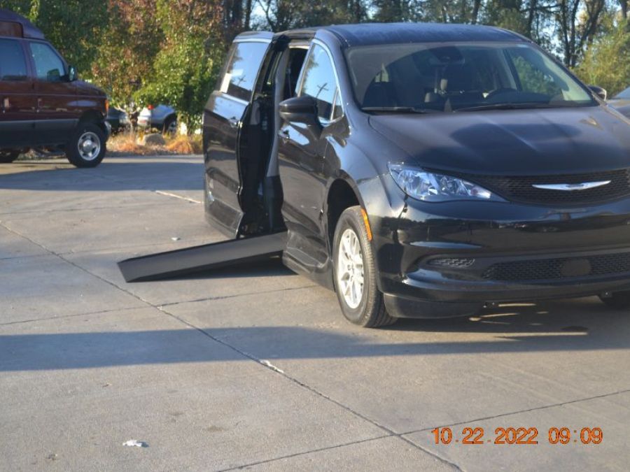 Black Chrysler Voyager image number 8