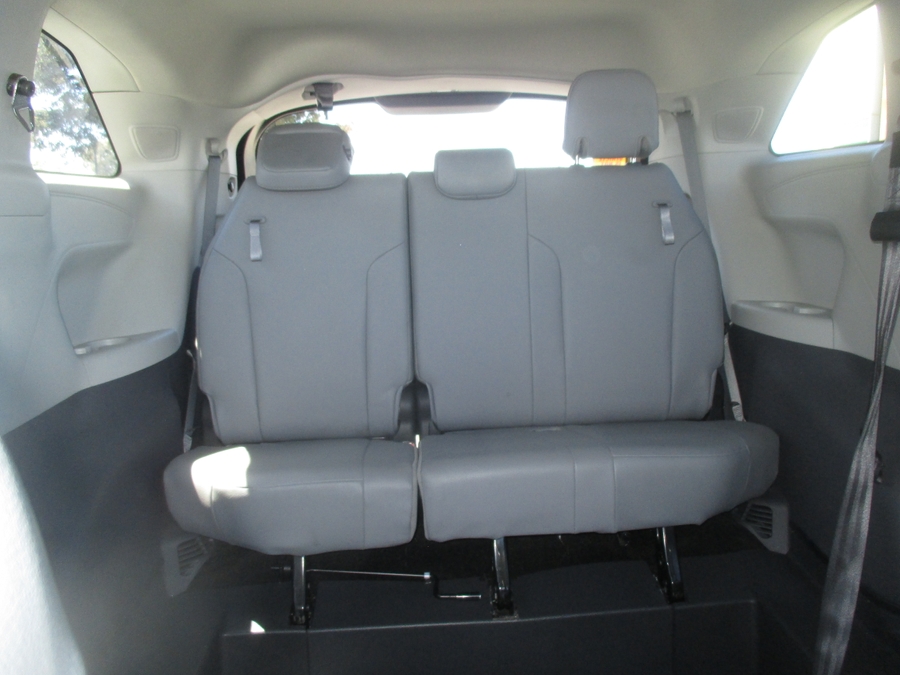 Grey Toyota Sienna image number 10