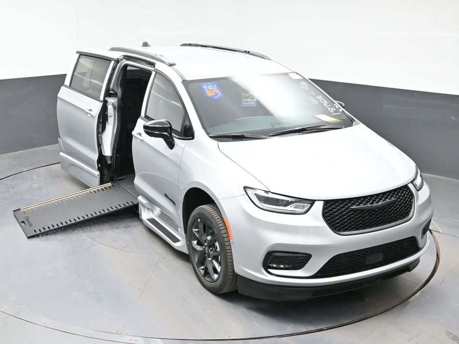 New 2026 Chrysler Pacifica Select Sport - BraunAbility Side Entry In Floor Automatic Ramp