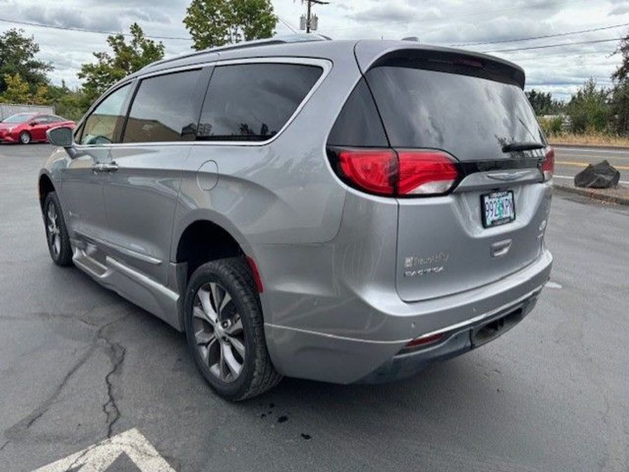 Used 2018 Chrysler Pacifica Limited - BraunAbility Side Entry Entry Fold Out Automatic Ramp