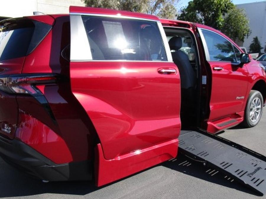 New 2026 Toyota Sienna Hybrid XLE Add - BraunAbility Side Entry Entry In Floor Automatic Ramp