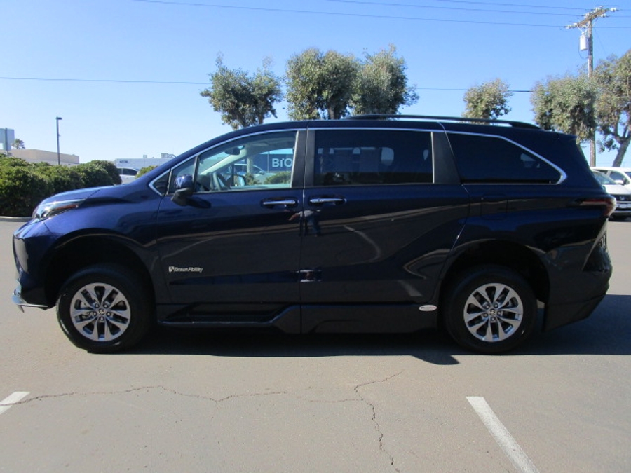 New 2025 Toyota Sienna Hybrid XLE Plus - BraunAbility Side Entry Entry In Floor Automatic Ramp