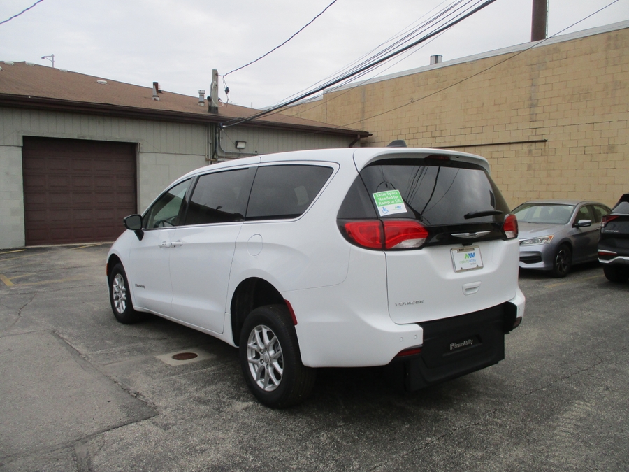 White Chrysler Voyager image number 4