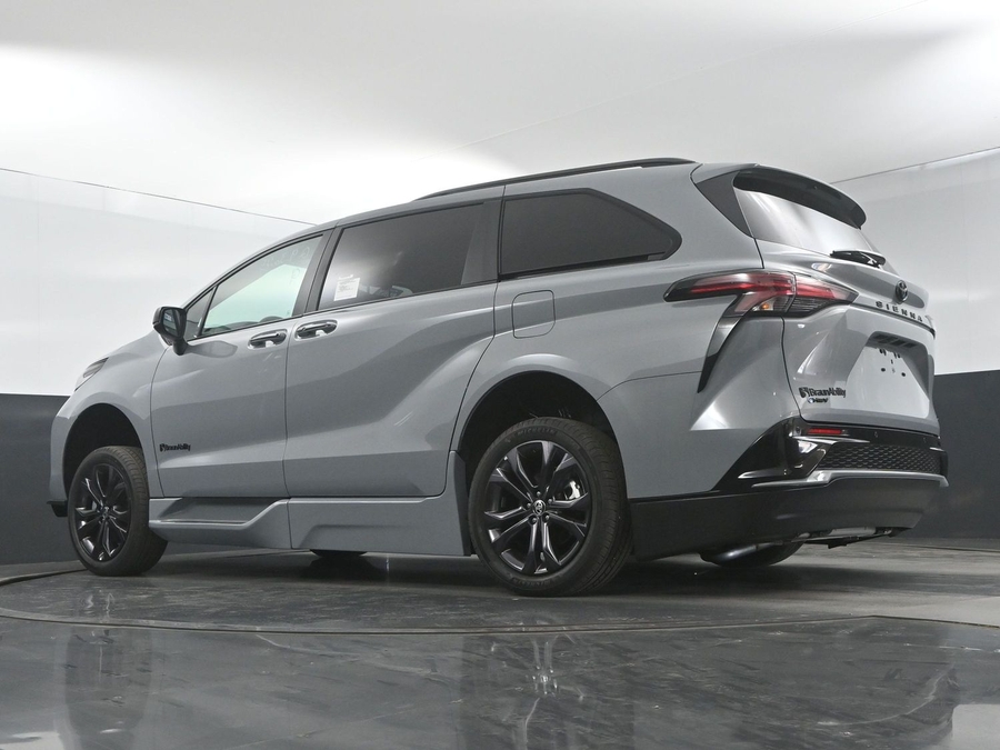 New 2025 Toyota Sienna Hybrid XSE Sport - BraunAbility Side Entry Entry Fold Out Automatic Ramp