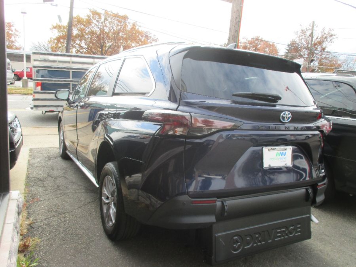 2024 TOYOTA SIENNA - Image 5