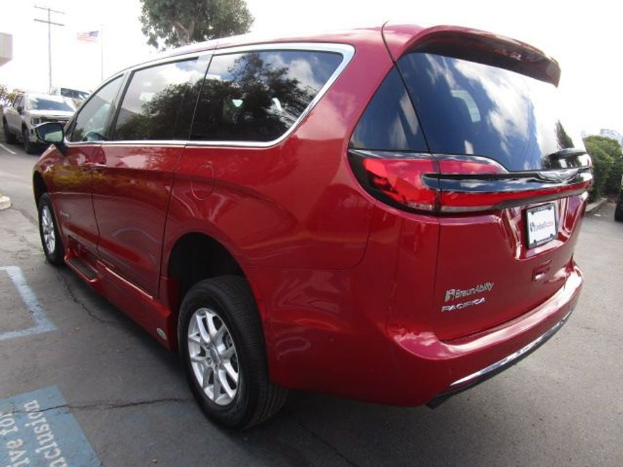 New 2025 Chrysler Pacifica Select Safety - BraunAbility Side Entry Entry Fold Out Automatic Ramp