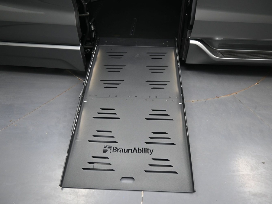 New 2026 Toyota Sienna Hybrid XLE Base - BraunAbility Side Entry Fold Out Automatic Ramp