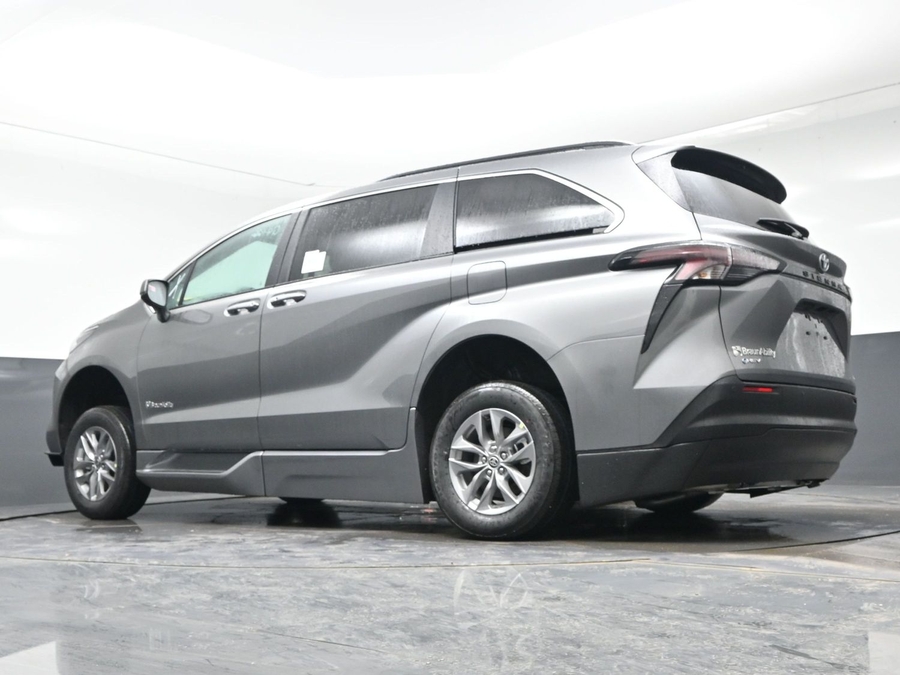 Grey Toyota Sienna image number 17