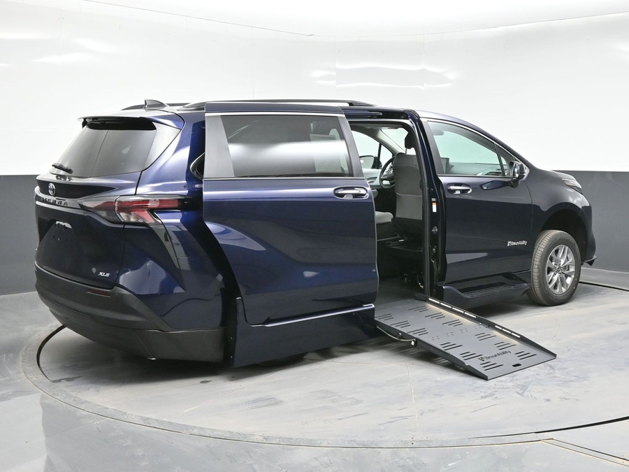 New 2026 Toyota Sienna Hybrid XLE Base - BraunAbility Side Entry Entry Fold Out Automatic Ramp