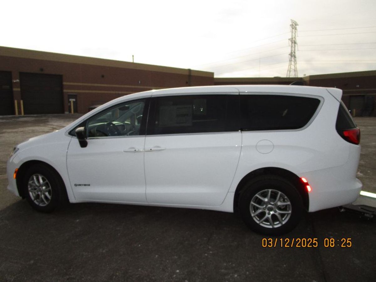 2024 CHRYSLER VOYAGER - Image 2