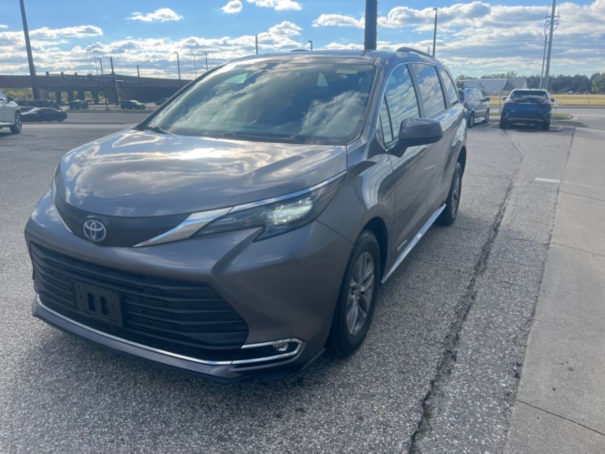 Grey Toyota Sienna image number 8