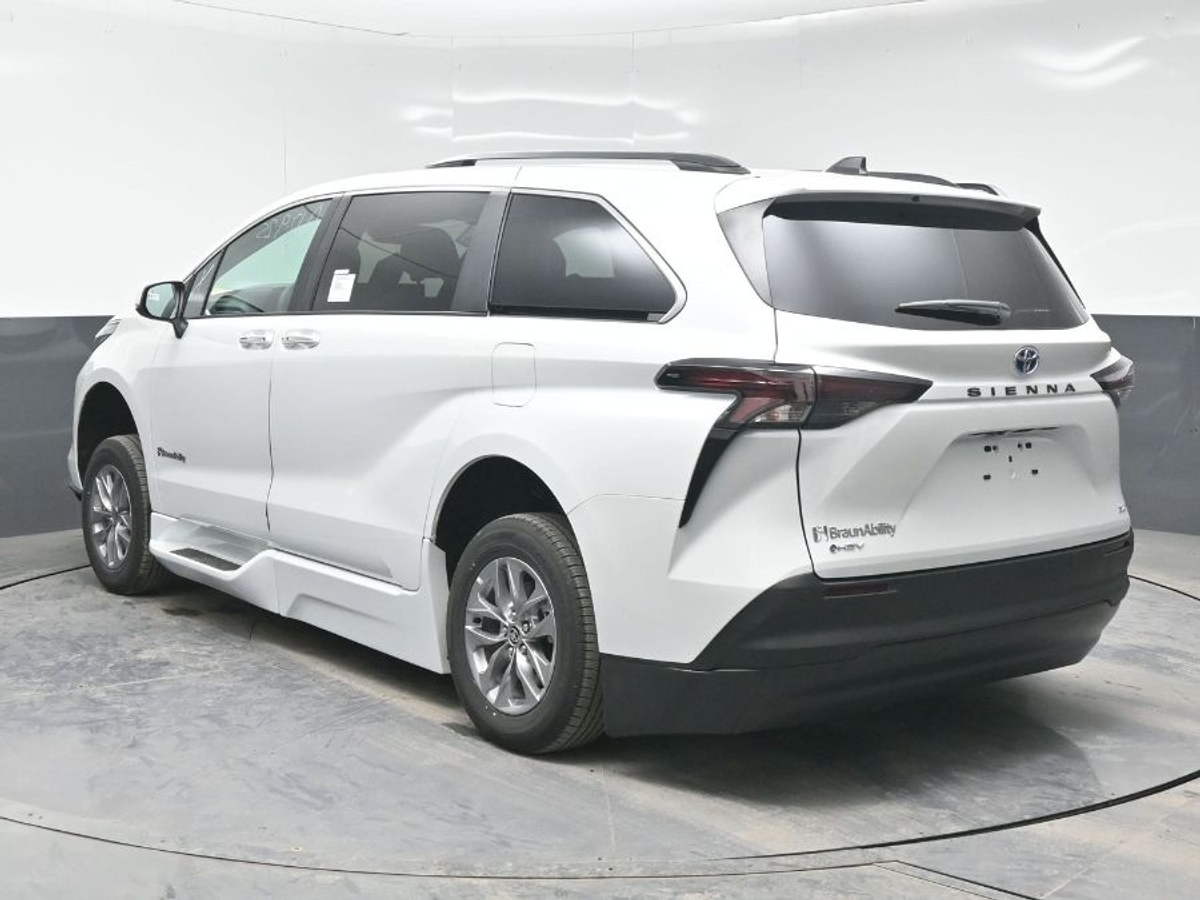 2025 TOYOTA SIENNA - Image 5