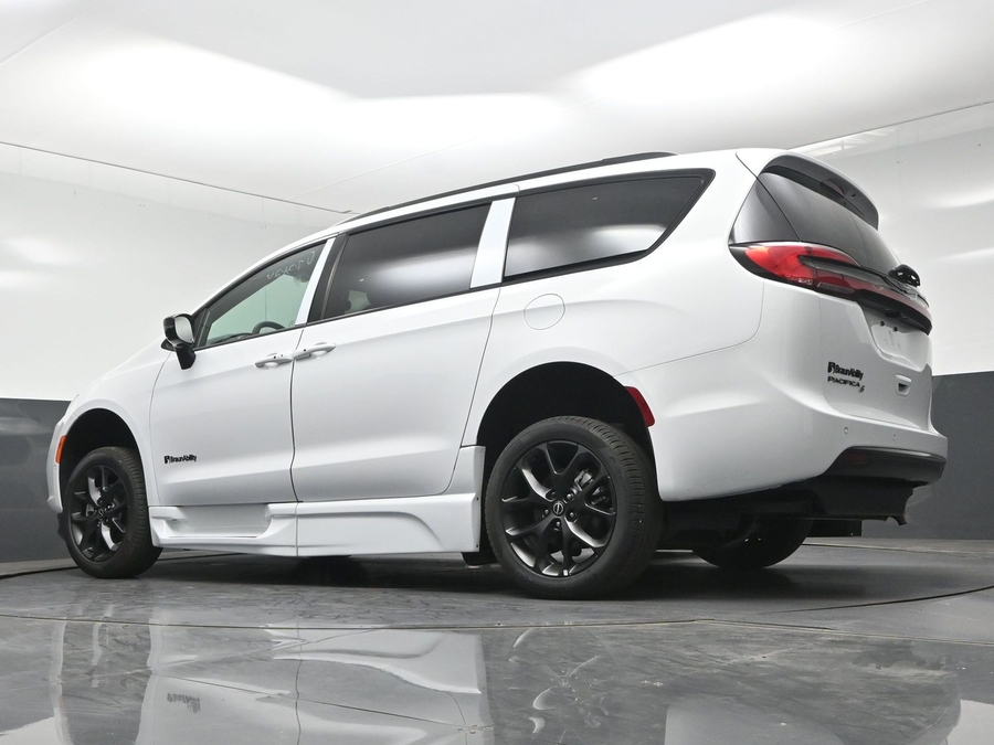 New 2026 Chrysler Pacifica Select Sport - BraunAbility Side Entry In Floor Automatic Ramp