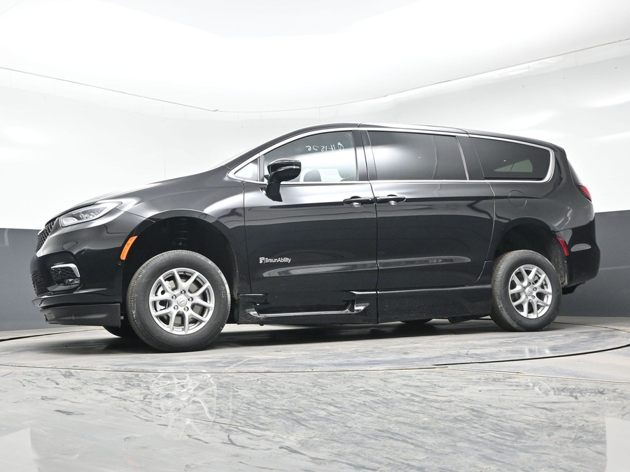 Black Chrysler Pacifica image number 16