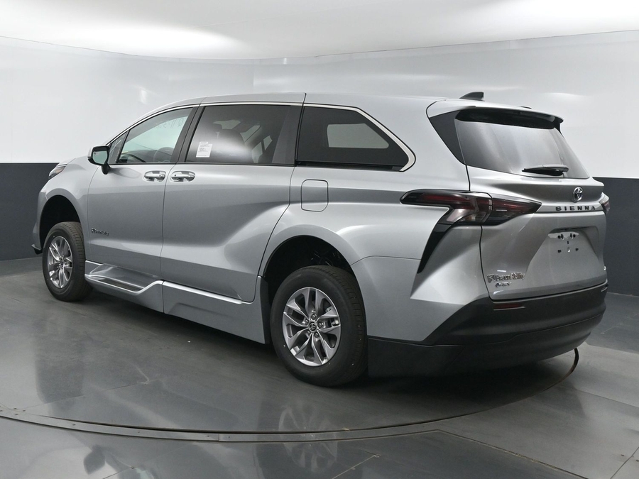 New 2025 Toyota Sienna Hybrid XLE Base - BraunAbility Side Entry Entry Fold Out Automatic Ramp