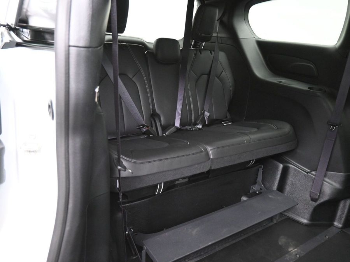 White Chrysler Pacifica image number 6