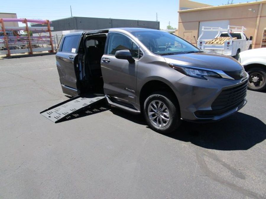 Used 2021 Toyota Sienna Hybrid LE - BraunAbility Side Entry Entry Fold Out Automatic Ramp