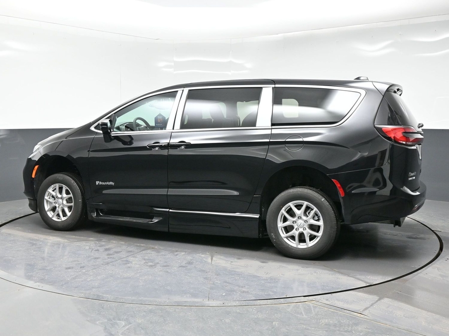 New 2026 Chrysler Pacifica Select Plus - BraunAbility Side Entry In Floor Automatic Ramp