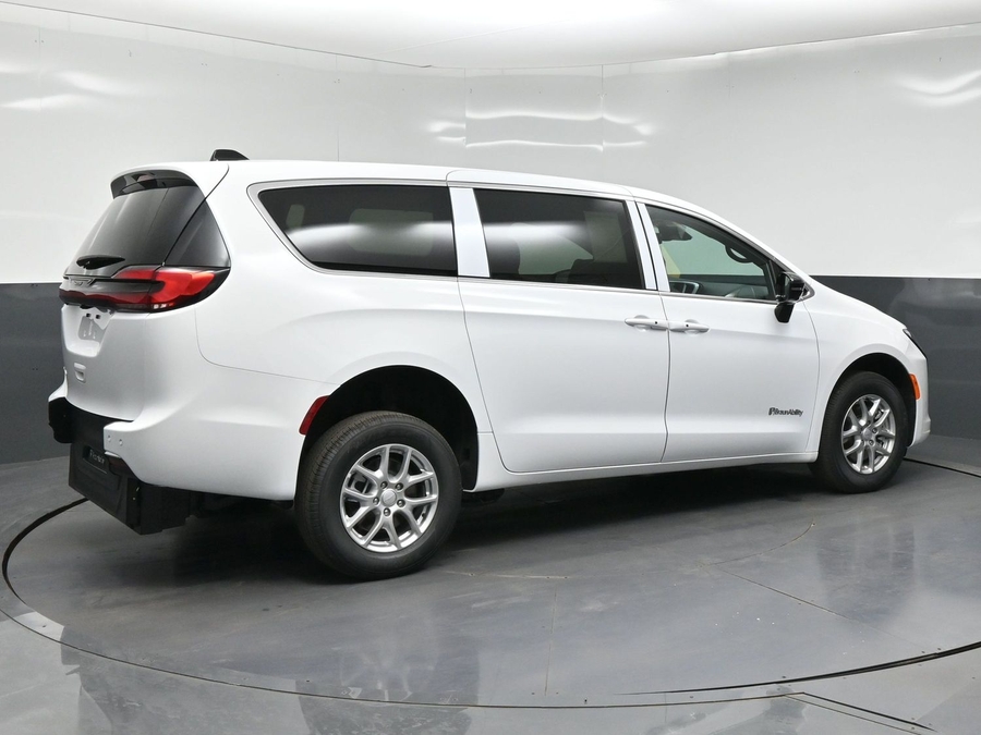 White Chrysler Pacifica image number 5