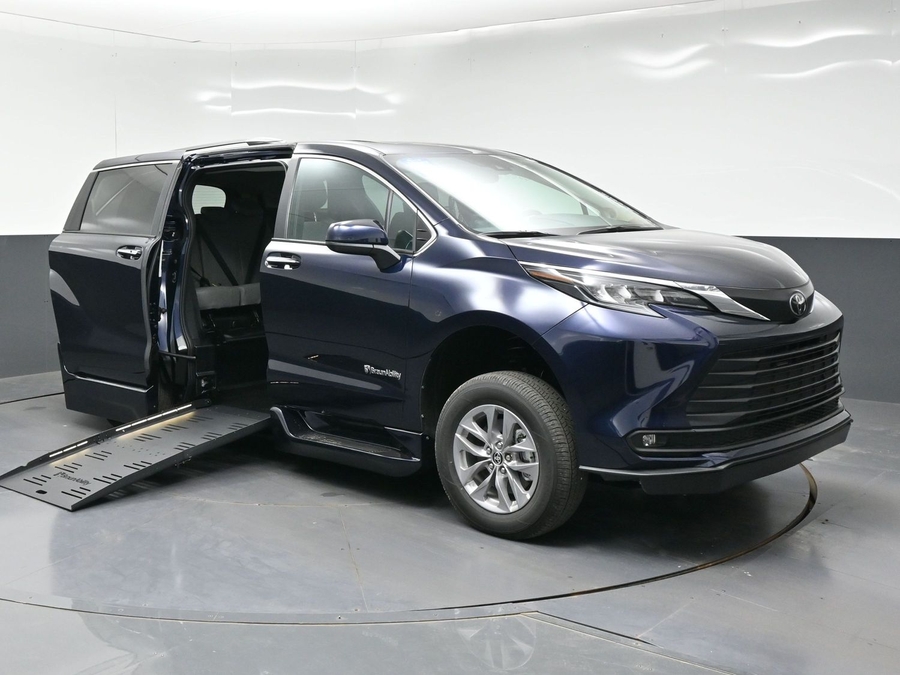 New 2026 Toyota Sienna Hybrid XLE Add - BraunAbility Side Entry Fold Out Automatic Ramp