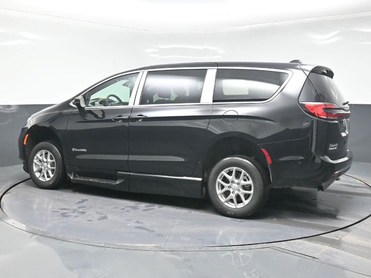 Black Chrysler Pacifica image number 3