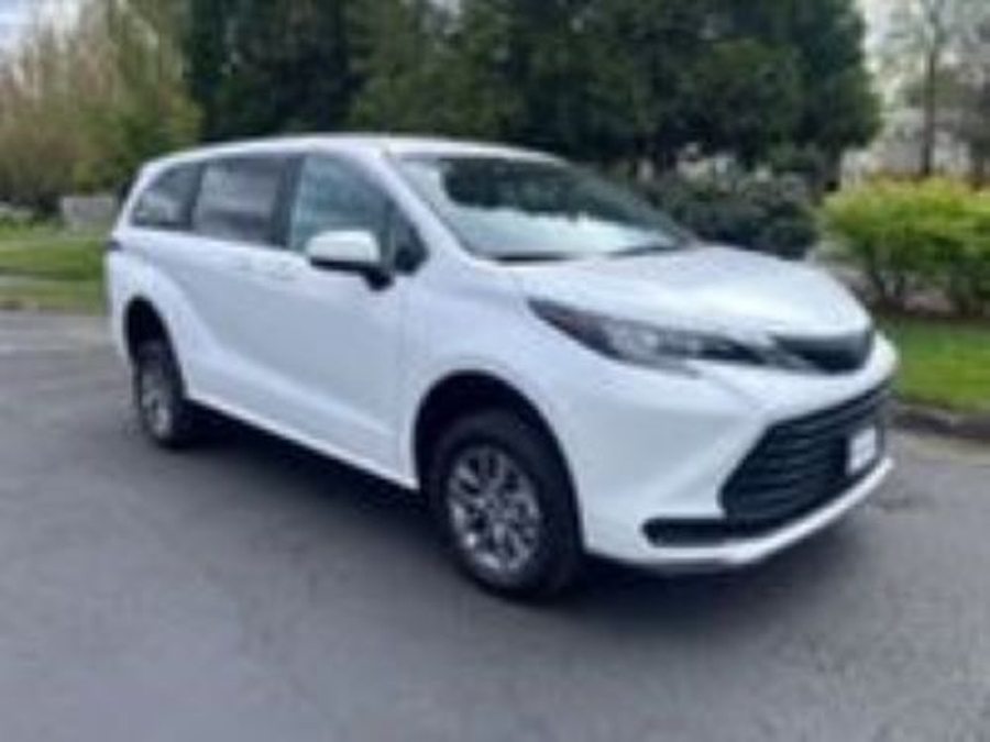 New 2026 Toyota Sienna Hybrid LE - Vantage Mobility Commercial Rear Entry Entry Fold Out Manual Ramp