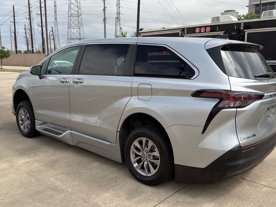Used 2024 Toyota Sienna Hybrid LE Base - BraunAbility Side Entry Entry Fold Out Automatic Ramp