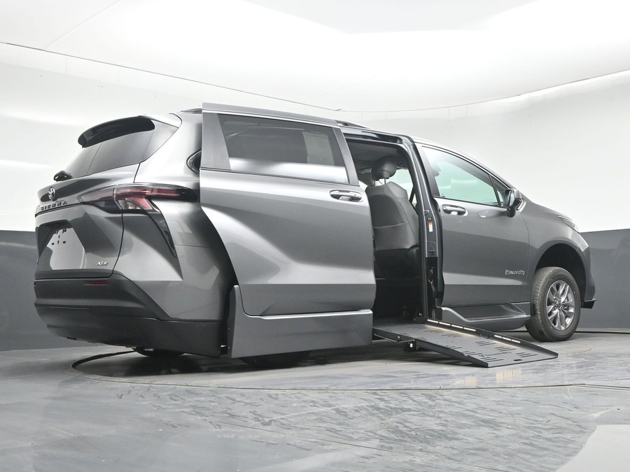 New 2026 Toyota Sienna Hybrid XLE Add - BraunAbility Side Entry Fold Out Automatic Ramp