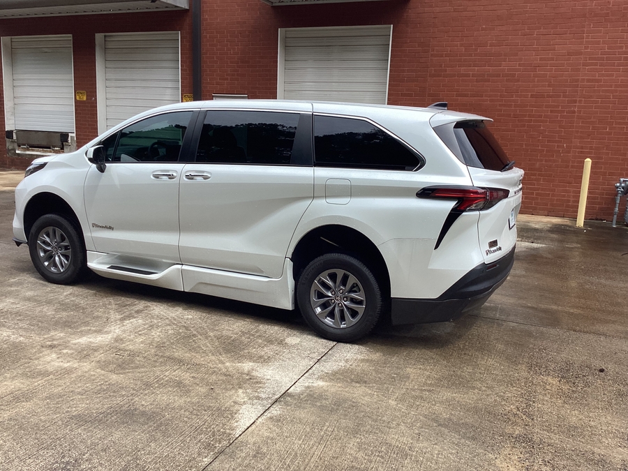 White Toyota Sienna image number 3