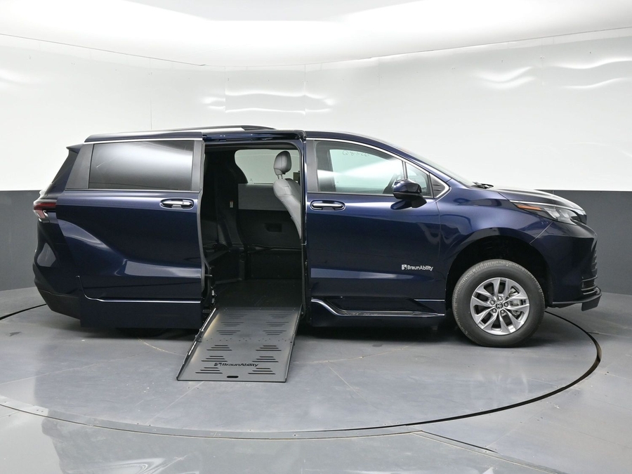 New 2026 Toyota Sienna Hybrid XLE Add - BraunAbility Side Entry Fold Out Automatic Ramp