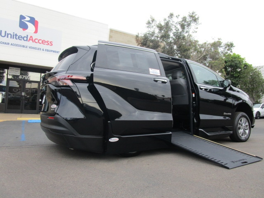 New 2025 Toyota Sienna Hybrid XLE Plus - BraunAbility Side Entry Entry In Floor Automatic Ramp