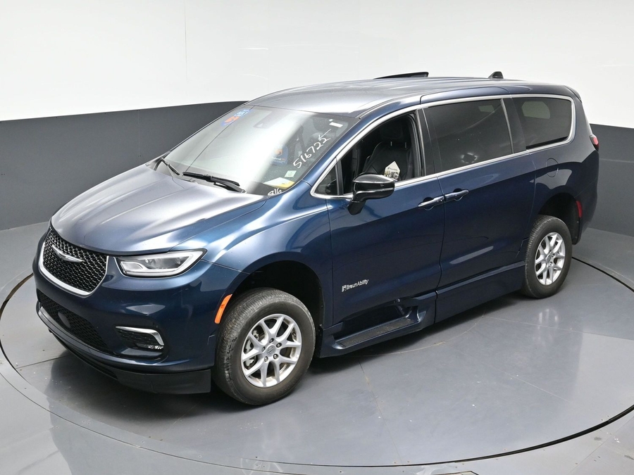 Used 2025 Chrysler Pacifica Select - BraunAbility Side Entry In Floor Automatic Ramp