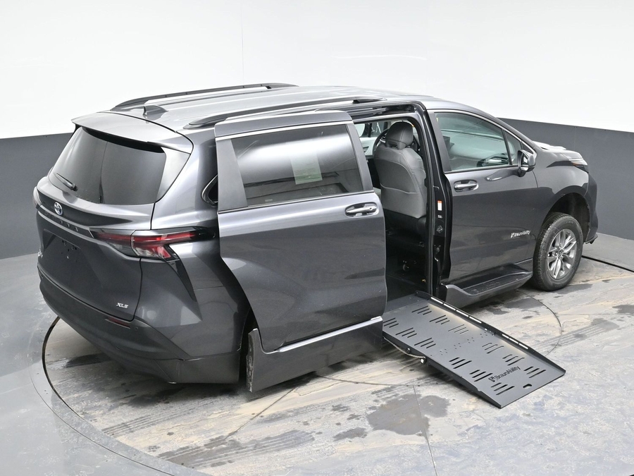 New 2025 Toyota Sienna Hybrid XLE Plus - BraunAbility Side Entry Entry Fold Out Automatic Ramp