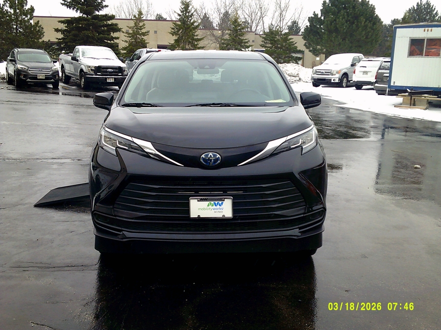 Black Toyota Sienna image number 1