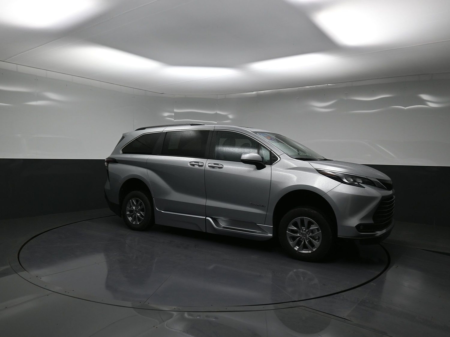 New 2025 Toyota Sienna Hybrid XLE Plus - BraunAbility Side Entry Entry Fold Out Automatic Ramp