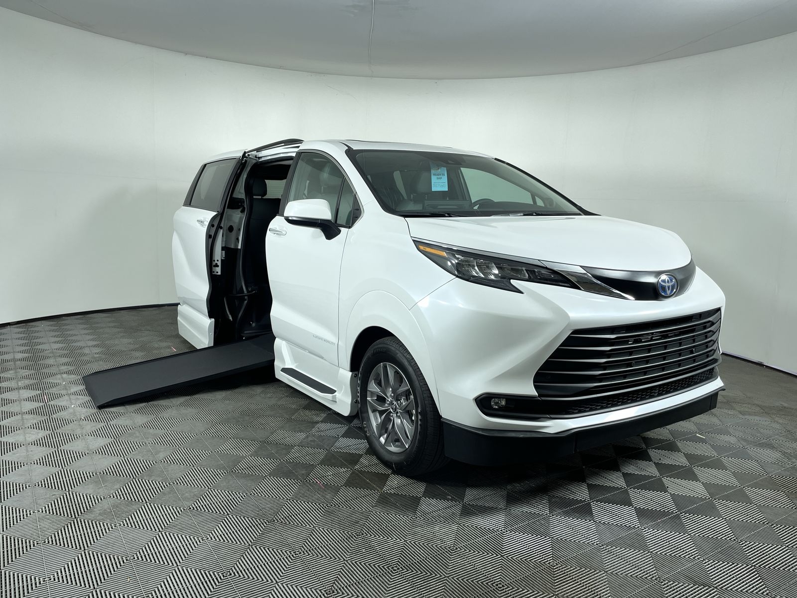 2025 Toyota Sienna FWD XLE Plus